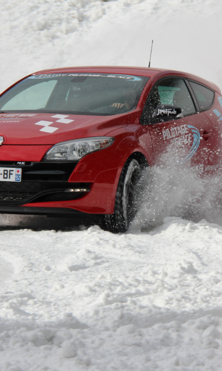 Le Mag vacances - Conduite sur glace sur le plus grand circuit de France