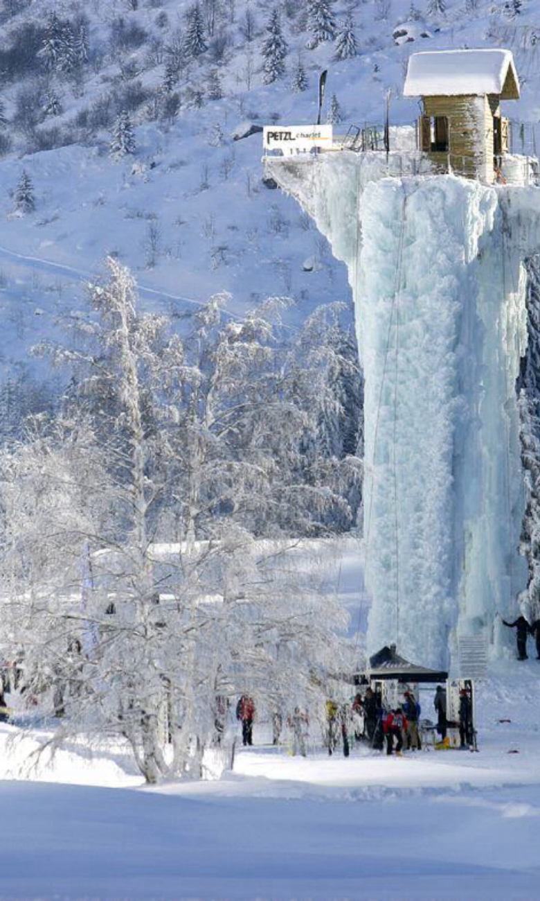 Le Mag vacances - Initiation Escalade sur Glace à la Plagne